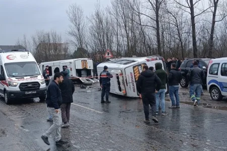 İki mikro avtobus toqquşdu: 1 ölü, 15 yaralı