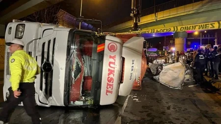 TIR minik avtomobilinin üzərinə aşdı: 4 ölü