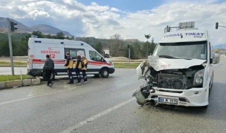 Təcili yardım maşını mikroavtobusla toqquşdu: 2 yaralı