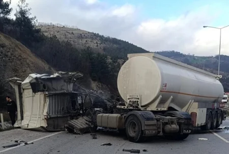 Yük maşını yanacaq daşıyan tankerlə toqquşdu