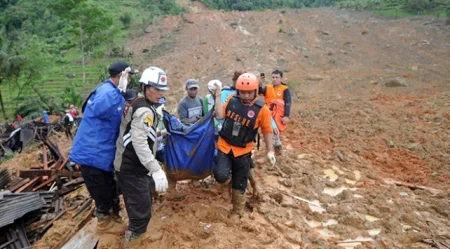 İndoneziyada torpaq sürüşməsi: 5 ölü