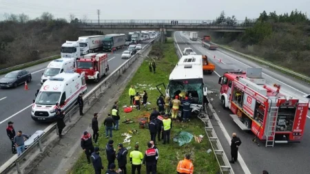 TIR sərnişin avtobusu ilə toqquşdu: 17 yaralı