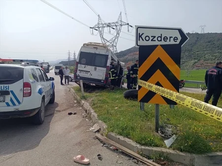 Mikroavtobus minik avtomobili ilə toqquşdu:2 yaralı