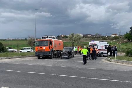 Zibil maşını minik avtomoibili ilə toqquşdu:5 yaralı