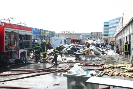 Bakıda “Maşın bazarı”nda 4 mağaza yanıb