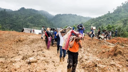 İndoneziyada torpaq sürüşməsi: 20 ölü, 2 yaralı