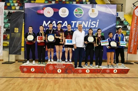 Stolüstü tennisçilər beynəlxalq yarışda fəxri kürsüyə qalxıblar