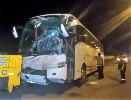 Sərnişin avtobusu TIR ilə toqquşdu: 3 yaralı