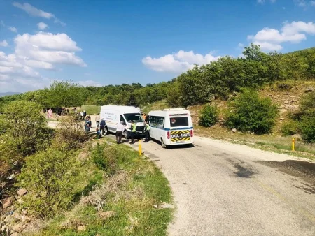 Mikroavtobus və yük maşını toqquşdu: 9 tələbə yaralandı