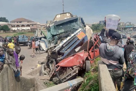 Nigeriyada iki avtobus toqquşdu: 14 ölü, 13 yaralı