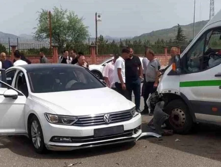 Minik avtomobili mikroavtobusla toqquşdu: 7 yaralı