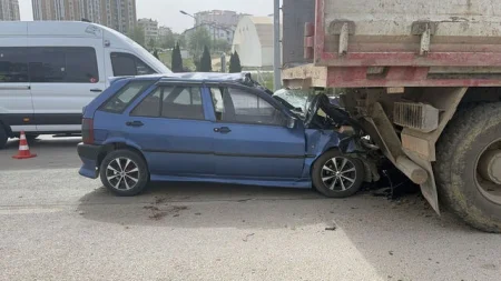 Yük maşını avtomobillə toqquşdu: 1 ölü, 2 yaralı