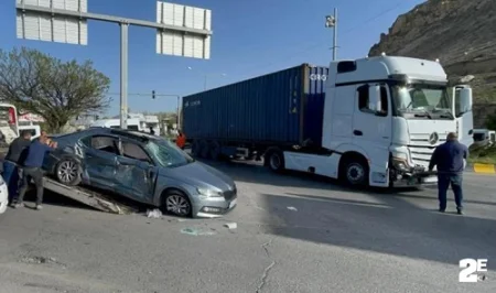 TIR və minik avtomobili toqquşdu:1 ölü, 2 yaralı