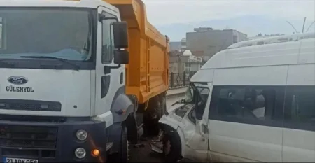 Mikroavtobus yük maşını ilə toqquşdu:13 şagir yaralandı