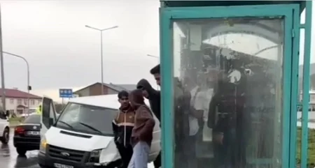 Mikroavtobus piyadaların üstünə sürdü: 1 ölü, 2 yaralı