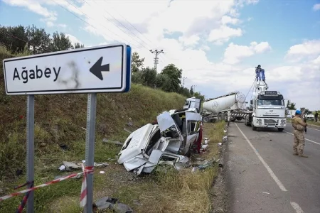 Betonqarışdıran maşın mikroavtobusla toqquşdu: Ölü və yaralılar var