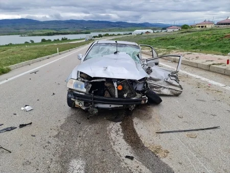 Minik avtomobili TIR ilə toqquşdu: 4 yaralı