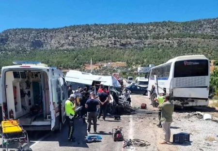 Mikroavtobus avtobusla toqquşdu: 1 ölü,  2 yaralı