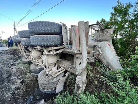 Yol çökdü: Betonqarışdıran maşın aşdı