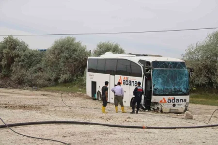 Avtobus tarlaya aşdı:4 yaralı