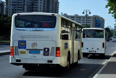 Bakıda avtobusda QƏRİBƏ GÖRÜNTÜ: gənc qız... - VİDEO