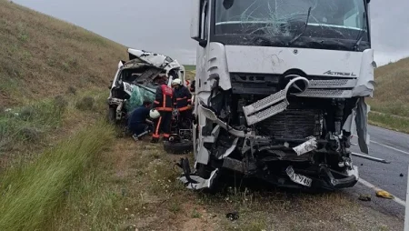 TIR evakuatorla toqquşdu: 1 ölü