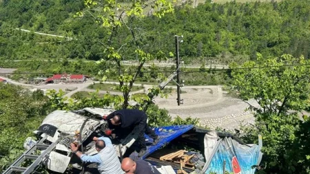 Sərinləşdirici içki daşıyan yük maşını tarlaya aşdı: 2 yaralı