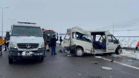 Mikroavtobus və TIR toqquşdu: 2 yaralı