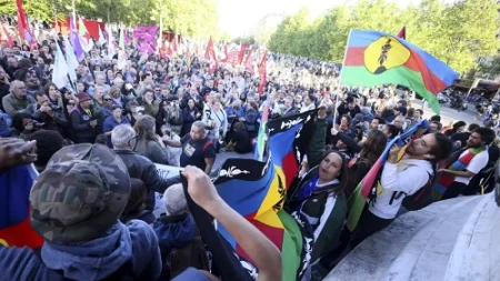 Fransa Yeni Kaladoniyanın müstəqlliyini boğamağa çalışır