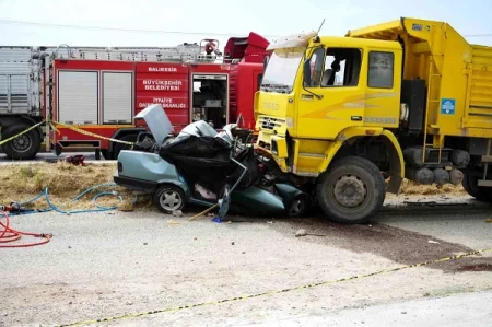 Minik avtomobili yük avtomobili ilə toqquşdu: 3 ölü, 1 yaralı