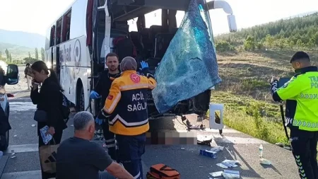 Yük maşını avtobusla toqquşdu: 1 ölü, 17 yaralı