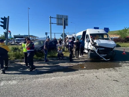 Mikroavtobus qəzaya uğradı: 10 yaralı