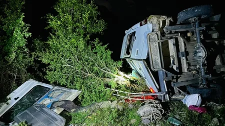 Mikroavtobus yol kənarına aşdı: 3 yaralı