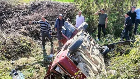 Avtomobil yol kənarına aşdı: 2 yaralı 