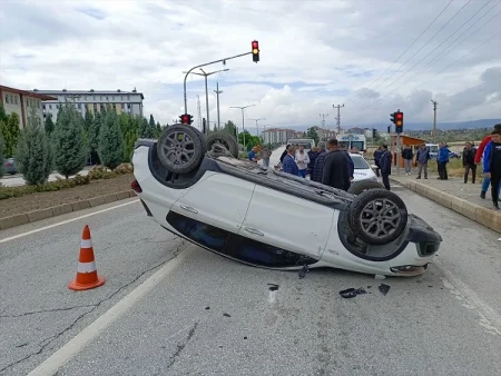 Mikroavtobusla toqquşan minik avtomobili aşdı: 4 yaralı