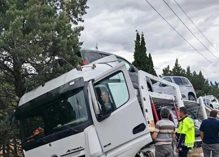 Avtomobillə dolu TIR yol kənarına aşdı