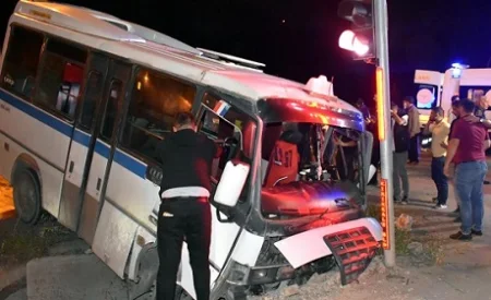 Mikroavtobus və minik avtomobili toqquşdu: 22 yaralı