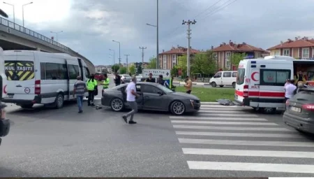 Mikroavtobusla minik avtomobili toqquşdu: 2 yaralı