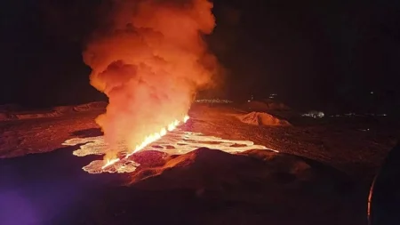 İslandiyanın vulkanı hələ də lava püskürür