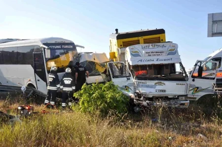 Yük maşını iki mikroavtobusla toqquşdu: 18 yaralı