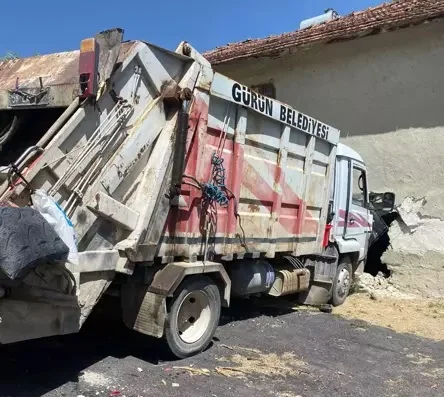 Zibil daşıyan yük maşını evin divarına çırpıldı: 3 yaralı