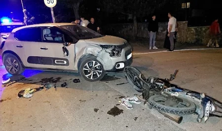 Motosiklet və minik avtomobili toqquşdu: 2 yaralı