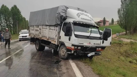 Mikroavtobus və yük maşını toqquşdu: 2 yaralı