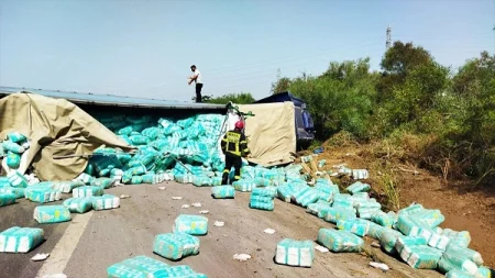 Uşaq bezi daşıyan TIR aşdı