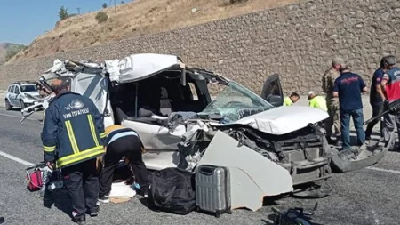 Avtomobil yol kənarındakı daşlara çırpıldı: 3 yaralı