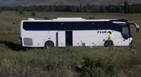 Avtobus yol kənarına sürükləndi