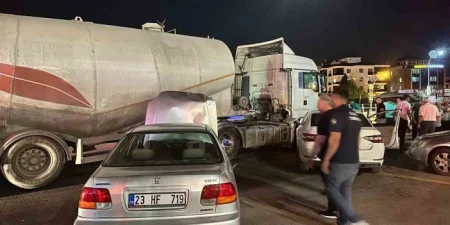 Tanker iki avtomobillə toqquşdu: 2 yaralı