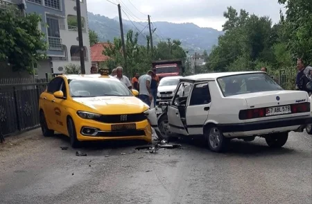 Taksi və minik avtomobili toqquşdu: 3 yaralı