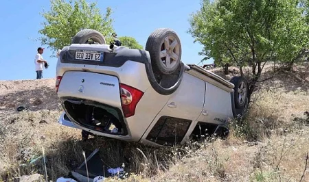 Avtomobil yol kənarına aşdı: 4 yaralı