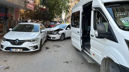 Mikroavtobus və minik avtomobili toqquşdu: 7 yaralı